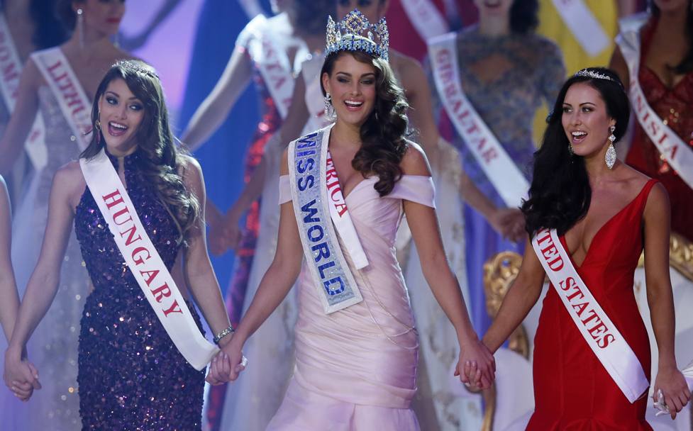 Sul podio con Miss Ungheria, Edina Kulcsar, e Miss Stati Uniti, Elizabeth Safrit